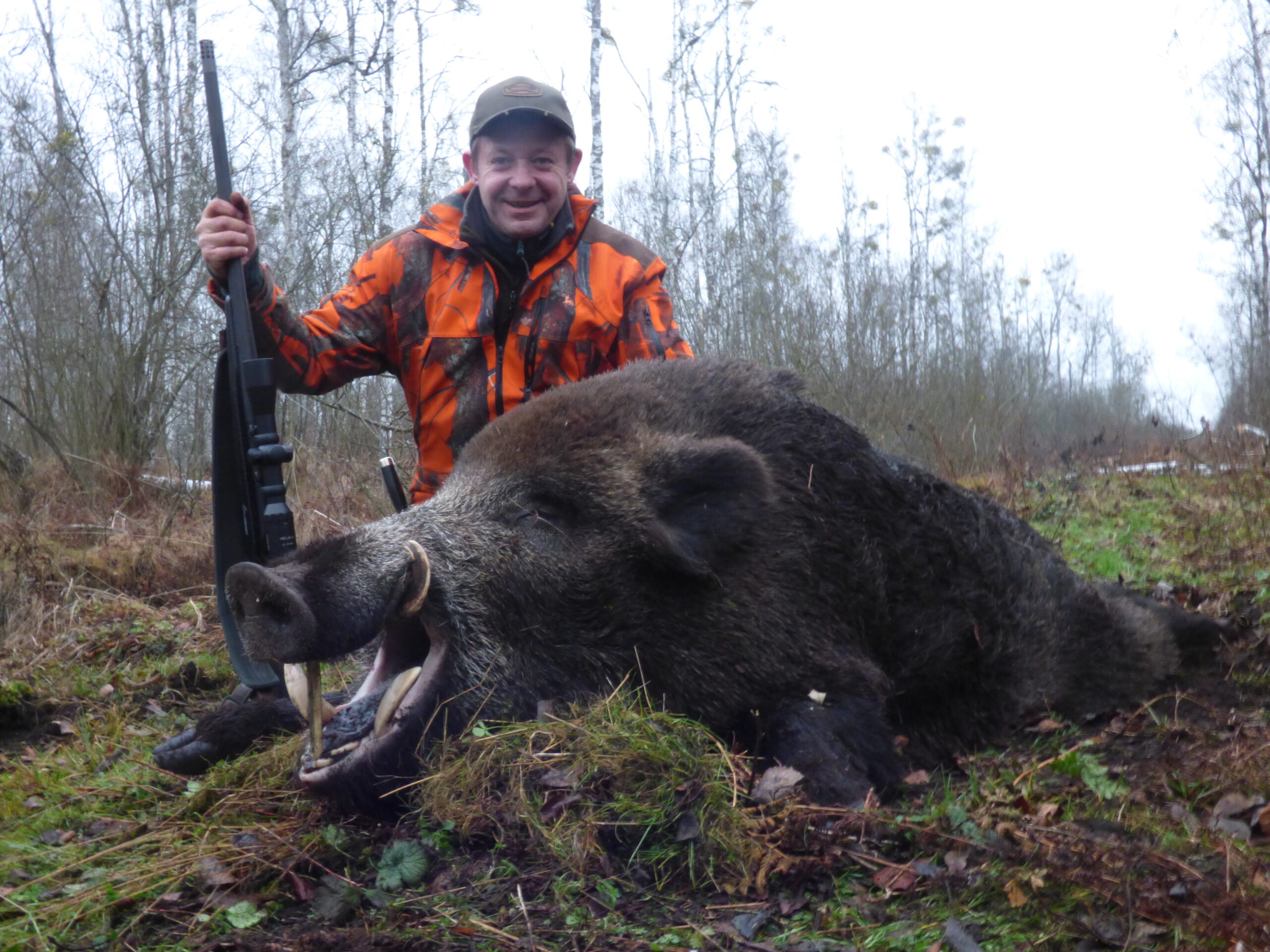 Gilles BULTEL avec un grand sanglier